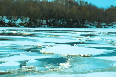 Rusya'nın pitoresk Trubezh Nehri'nde buz drift bahar
