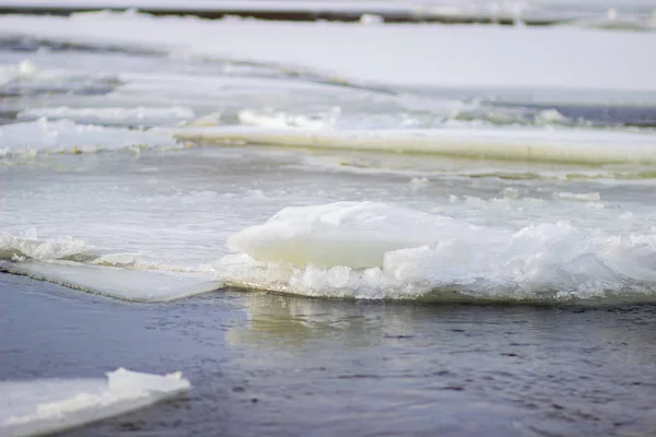 ロシアの美しい Trubezh 川に春の氷の漂流 — ストック写真