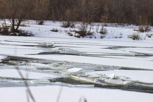 Eisverwehungen Frühling Auf Dem Malerischen Fluss Trubezh Russland — Stockfoto