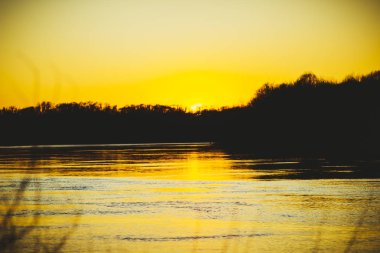 Rusya'da mavi nehir de ateşli gün batımı sıcak bahar