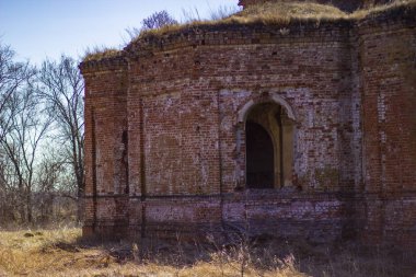 Güneşli bir günde Rusya'da kırmızı tuğla eski antik kalıntıları