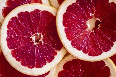Yuvarlak ince ağız sulandıran kırmızı narenciye greyfurt zest ile dilimleri