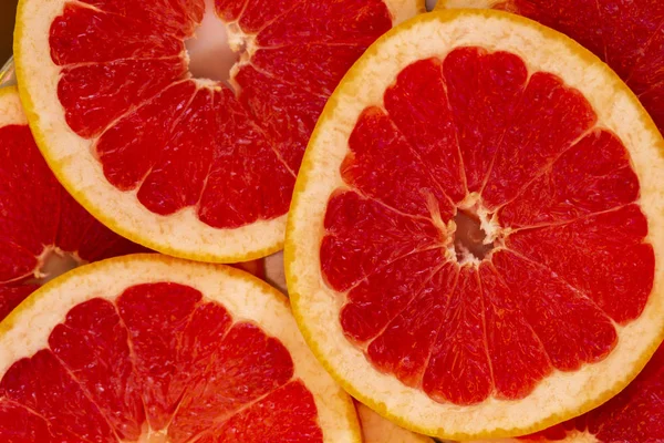 赤い柑橘系グレープフルーツの丸い薄い口水のスライスとゼスト — ストック写真