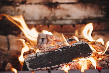 Evde konfor için şömine yangında yanan odun