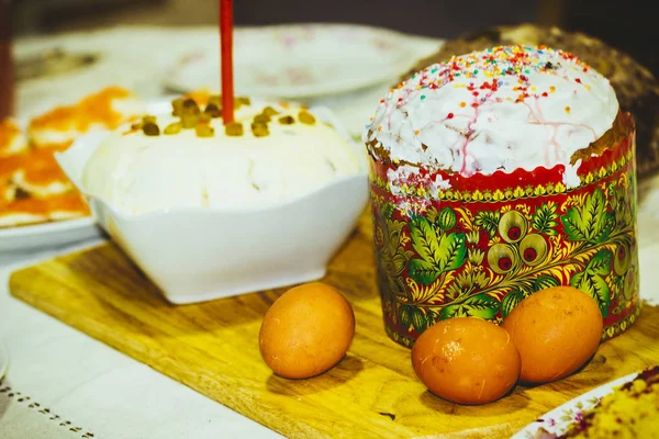Velikonoce Malovaná Kuřecí Vejce Tvarový Sýr Rozinky Zákusky Jaře Rusku — Stock fotografie