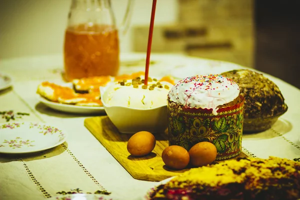 Ostern Bemalte Hühnereier Quark Mit Rosinen Und Kuchen Für Den — Stockfoto