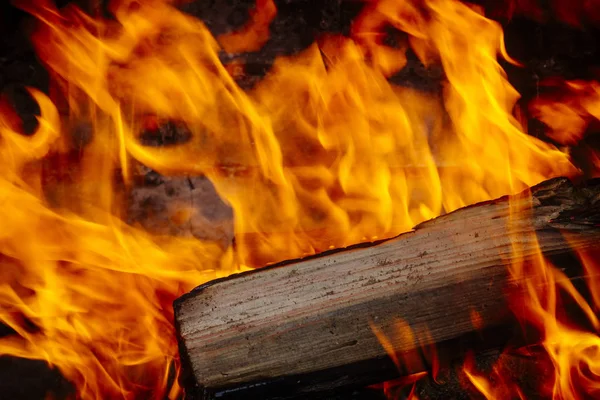 在壁炉的火中烧木头 在房子里舒适 — 图库照片