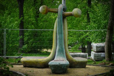 Rusya'da Moskova'daki Sokolniki Parkı'nda soyut demir figür