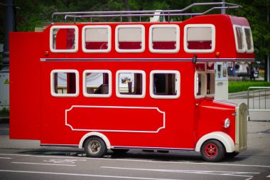 Rusya'da Moskova'da Sokolniki Park Eski İngiliz kırmızı otobüs