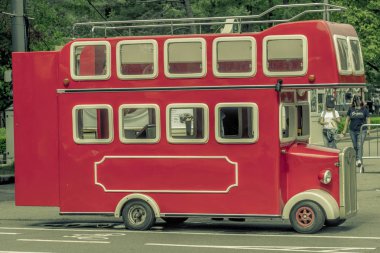 Rusya'da Moskova'da Sokolniki Park Eski İngiliz kırmızı otobüs