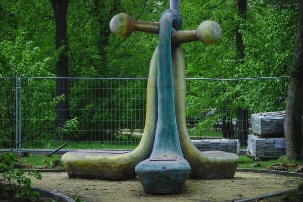 Rusya'da Moskova'daki Sokolniki Parkı'nda soyut demir figür