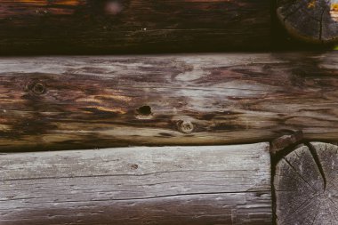 Rusya'da srub köyünde yuvarlak günlükleri eski kulübe