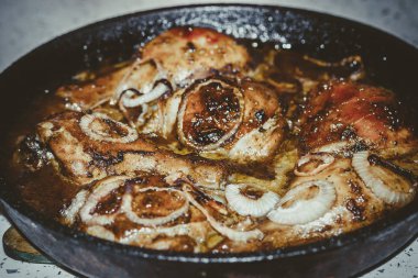 Tavada baharat ile kızarmış pişmiş tavuk tavuk