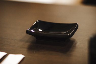 Restoranda masada soya sosu için kare tabak