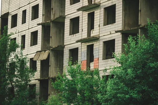 Een Oude Onvoltooide Verlaten Sovjet Bakstenen Huis Het Veld — Stockfoto