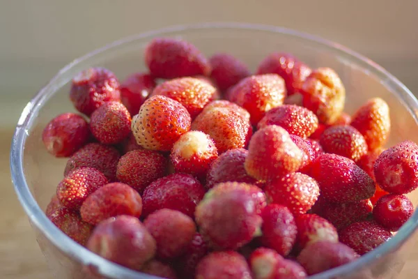 Frutas Morango Deliciosas Suculentas Vermelhas Uma Tigela Vitaminas — Fotografia de Stock