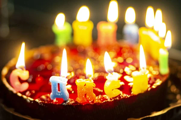 Leckere Runde Reichhaltige Obsttorte Mit Kerzen Zum Dessert Zum Geburtstag — Stockfoto