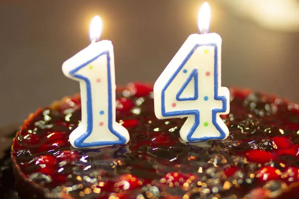 Leckere Runde Reichhaltige Obsttorte Mit Kerzen Zum Dessert Zum Geburtstag — Stockfoto