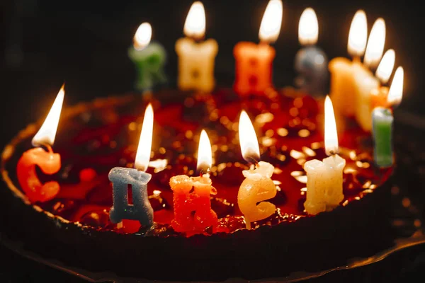 Leckere Runde Reichhaltige Obsttorte Mit Kerzen Zum Dessert Zum Geburtstag — Stockfoto