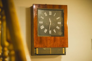 Rus evinde duvarda eski ahşap mekanik retro saat-saat