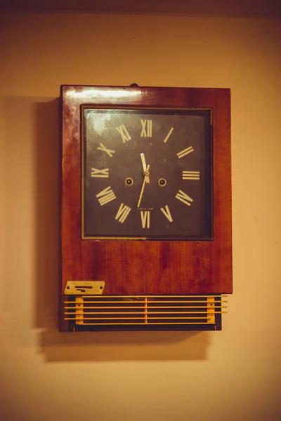 Vieille Horloge Mécanique Rétro Bois Sur Mur Dans Maison Russe — Photo