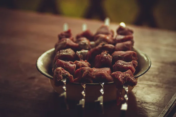 Delicioso Kebab Porco Frito Amarrado Espetos Mesa Gazebo — Fotografia de Stock