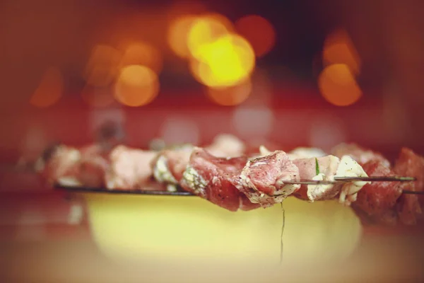 Delicioso Kebab Porco Frito Amarrado Espetos Mesa Gazebo — Fotografia de Stock