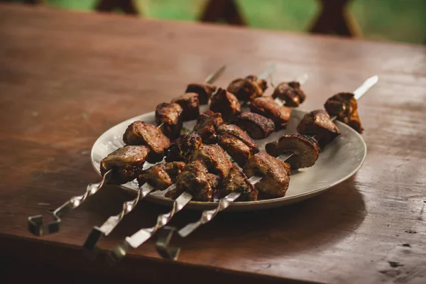 Läckra Stekt Fläsk Kebab Uppträdda Spett Bordet Lusthuset — Stockfoto