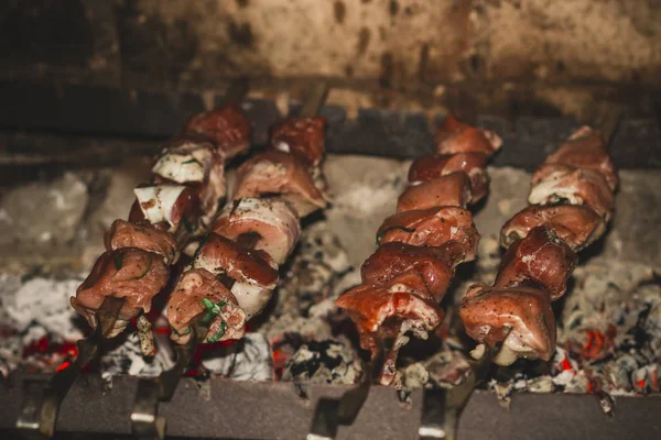 Delicioso Kebab Porco Frito Amarrado Espetos Mesa Gazebo — Fotografia de Stock