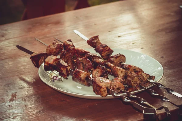 Delicioso Kebab Porco Frito Amarrado Espetos Mesa Gazebo — Fotografia de Stock