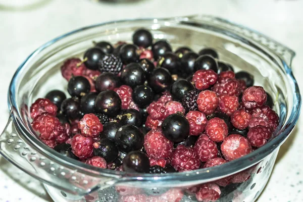 Bär Röda Och Svarta Hallon Spridda Trä Kartong — Stockfoto