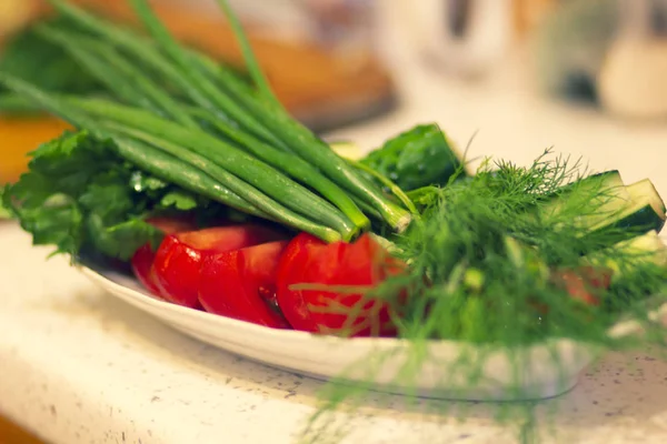 Verse Tomaten Komkommers Uien Peterselie Dille Een Bord — Stockfoto