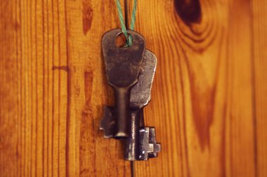 Retro tarzı ahır kilidi eski demir anahtarlar bir demet