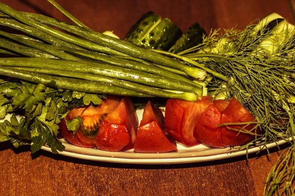 新鲜的西红柿 欧芹和萝卜放在盘子里 — 图库照片