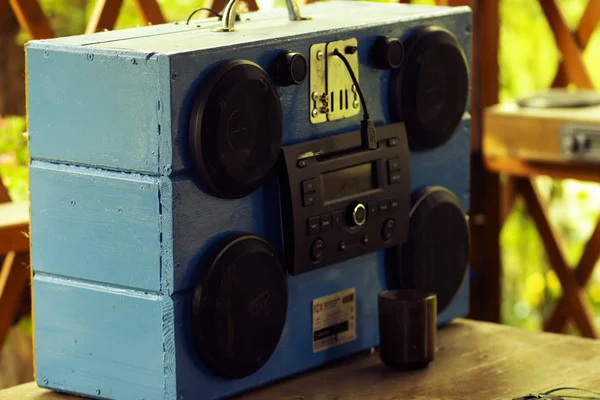 Oude Vintage Retro Tape Recorder Een Houten Kast Gemaakt Met — Stockfoto