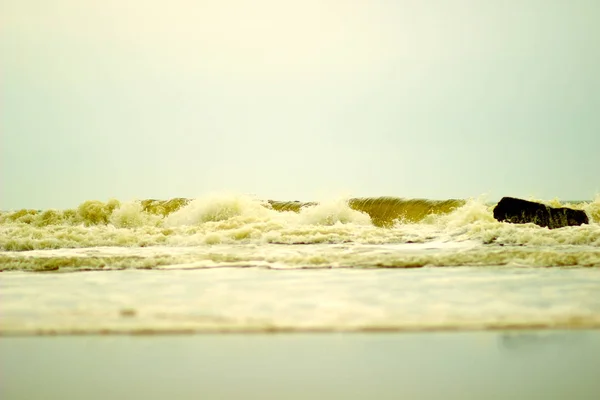 Les Vagues Mer Chaude Chine Méridionale Battant Contre Rive Déserte — Photo