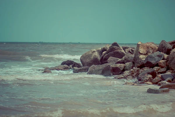 Grandi Rocce Forti Onde Sulla Pittoresca Riva Del Caldo Oceano — Foto Stock