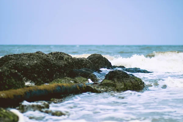 温暖的太平洋上风景如画的海岸上的大石头和强烈的海浪 — 图库照片