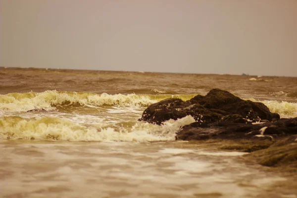 Большие Скалы Сильные Волны Живописном Берегу Теплого Тихого Океана — стоковое фото