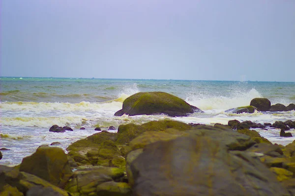 Μεγάλα Βράχια Και Δυνατά Κύματα Στη Γραφική Ακτή Του Ζεστού — Φωτογραφία Αρχείου