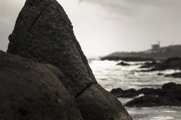 Grandes Rocas Fuertes Olas Pintoresca Orilla Del Cálido Océano Pacífico —  Fotos de Stock