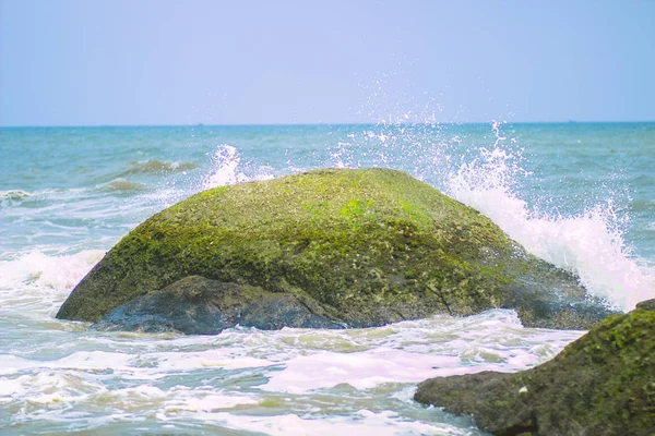 Grandes Roches Fortes Vagues Sur Rivage Pittoresque Océan Pacifique Chaud — Photo