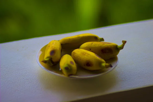 Petites Bananes Jaunes Sur Rebord Fenêtre Dans Restaurant Asiatique — Photo