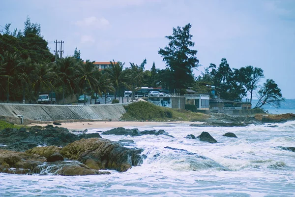温暖的太平洋上风景如画的海岸上的大石头和强烈的海浪 — 图库照片