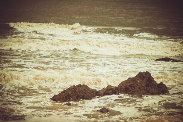 Grandes Roches Fortes Vagues Sur Rivage Pittoresque Océan Pacifique Chaud — Photo