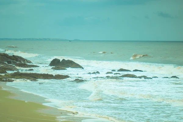 無人島の海岸に対して暴行暖かい南シナ海の波 — ストック写真