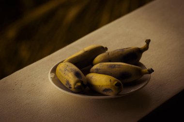 Bir Asya restoranında pencere üzerinde sarı küçük muz