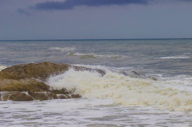 Sıcak Pasifik Okyanusu 'nun pitoresk sahillerinde büyük kayalar ve güçlü dalgalar.