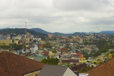 Dağlardaki Asya şehrinin panoraması