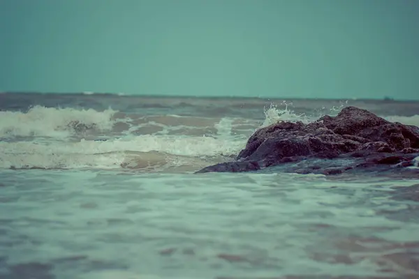 Μεγάλα Βράχια Και Δυνατά Κύματα Στη Γραφική Ακτή Του Ζεστού — Φωτογραφία Αρχείου